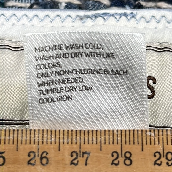 Old Navy Favorite Khakis Perfect 3 1/5” shorts Size 4 low-rise - Picture 7 of 7